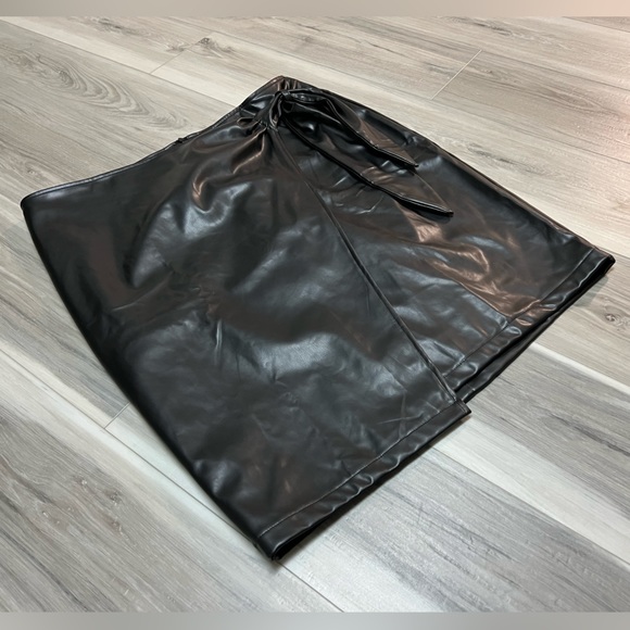 Black leather skirt - Picture 2 of 7